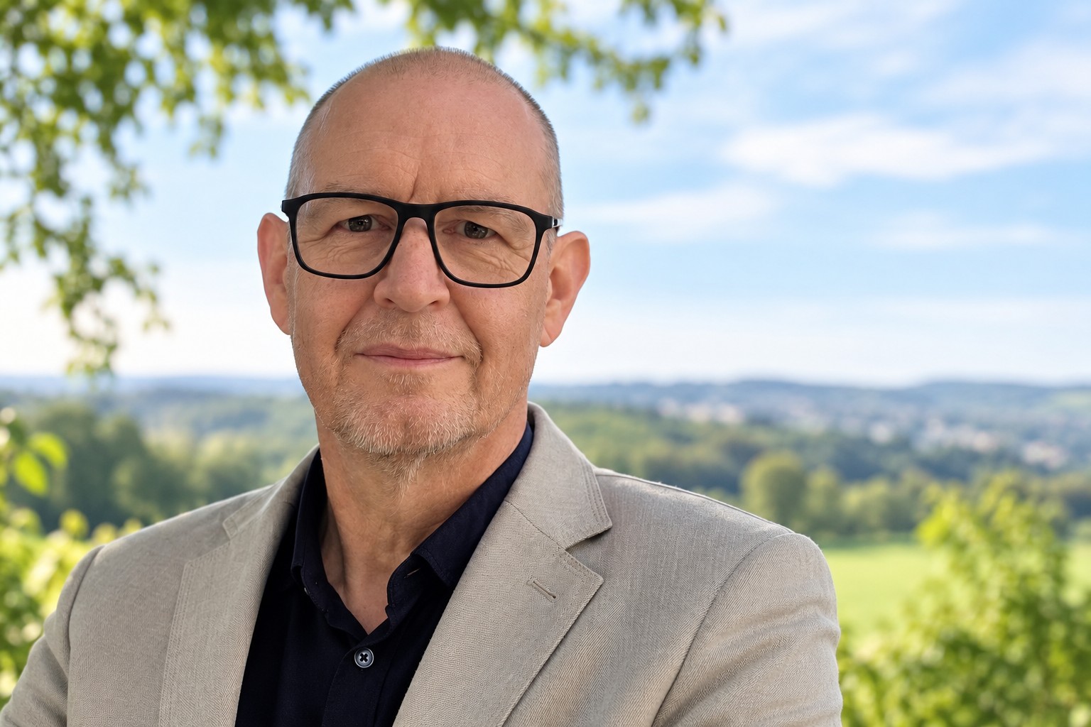 Stefan Baumann im hellen Sakko